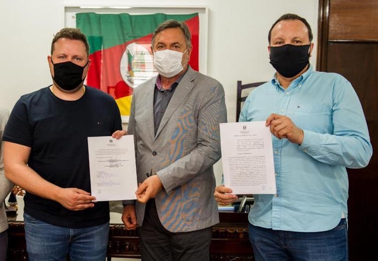 Legenda: Secretário de Estado da Agricultura, Pecuária e Desenvolvimento Rural, Luis Antônio Franciscatto Covatti; o presidente da Uvibra, Deunir Argenta e o secretário adjunto, Luiz Fernando Rodrigues Júnior