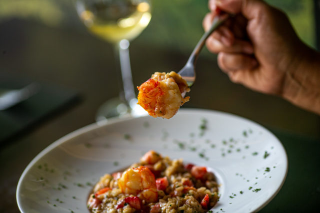 risoto de camarão, laranja e morangos