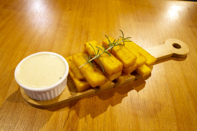 Polenta crocante ao molho gorgonzola