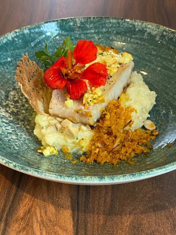 Robalo com vinagrete de caju e castanhas do Brasil - Mayer Self Service