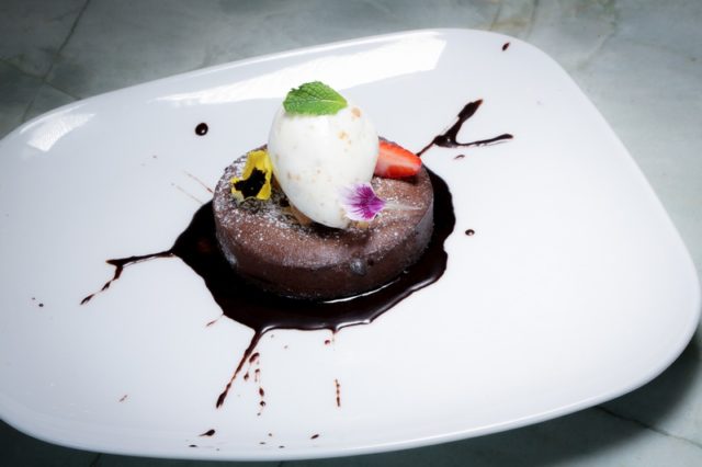 Torta de chocolate com sorvete de paçoca