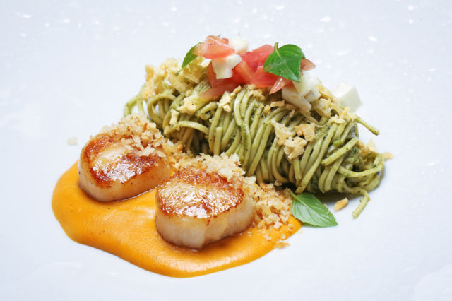 Vieiras grelhadas com capellini ao molho pesto e saladinha de tomate e crocantes de queijo - crédito Inove aceleradora