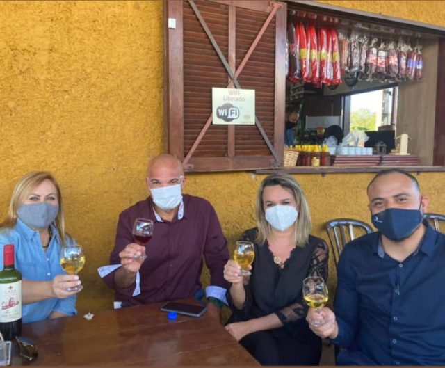 Os sommeliers Leonildo Santana e Hállysonn Carvalho, a presidente da Confraria Amigas do Vinho do DF, Rachel Alves, e eu - Etiene Carvalho - do Blog Vinho Tinto brindando o momento