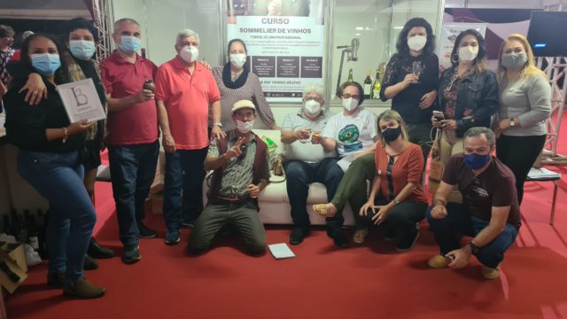 Brinde com os participantes