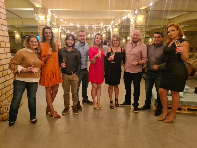 Equipe de jornalistas e influencers participam da ANV 2021 diretamente da cave da Miolo