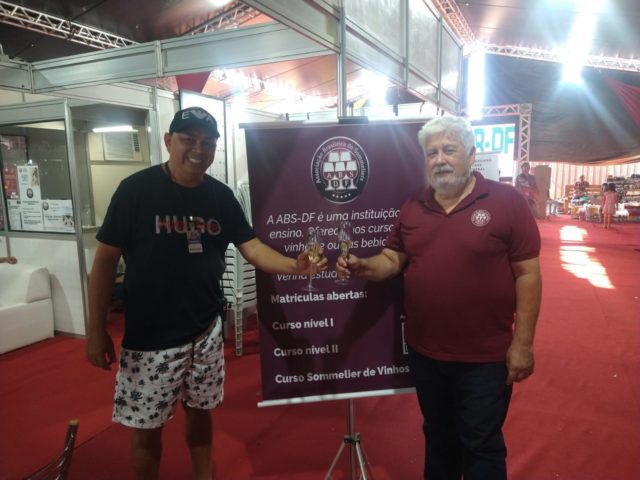 Marcelo, um dos organizadores da Feira Nacional da Uva e do Vinho de Brasília e Sérgio Pires, presidente da ABS-DF