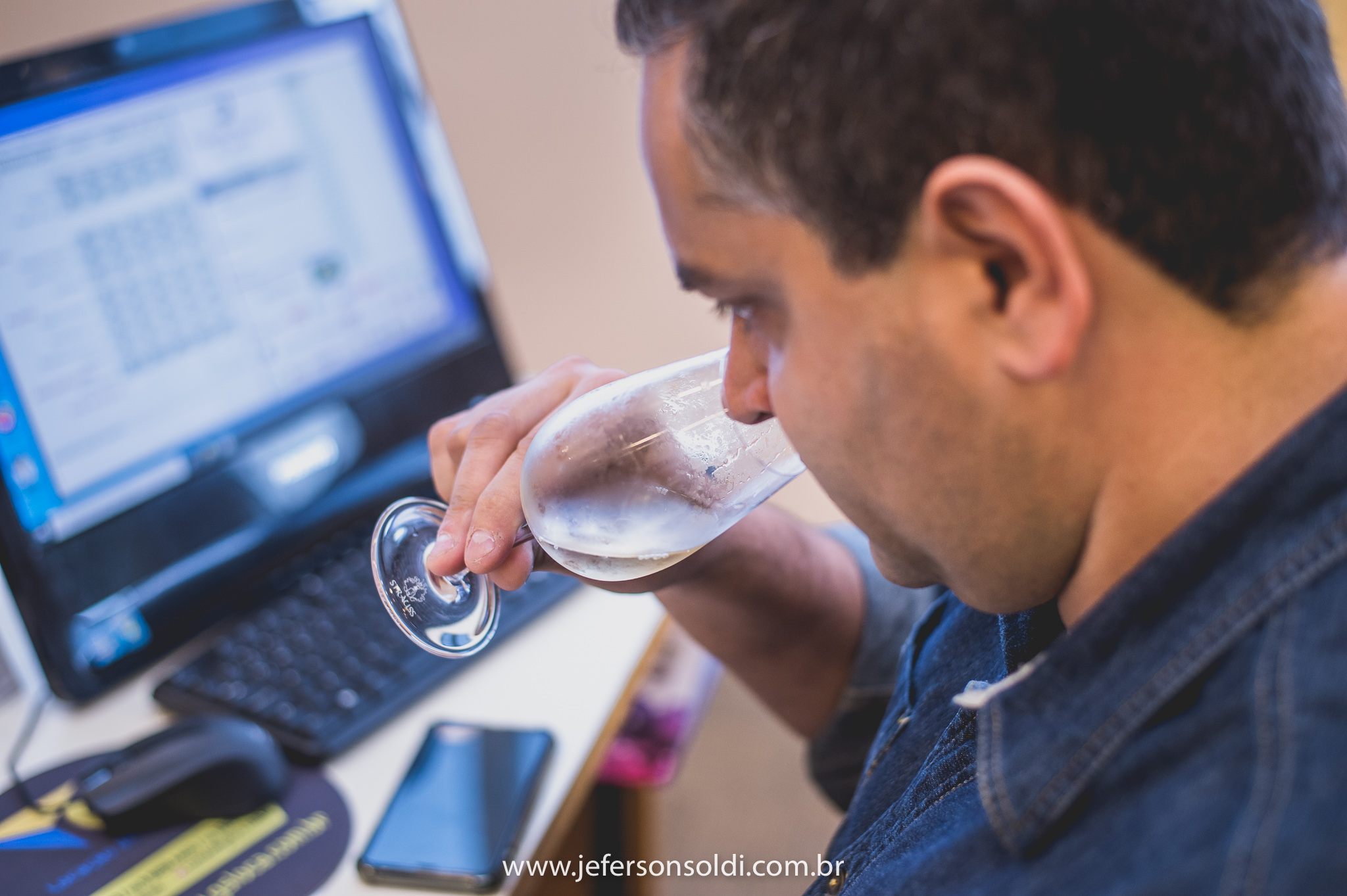 Enólogos a postos para a degustação de seleção 2022