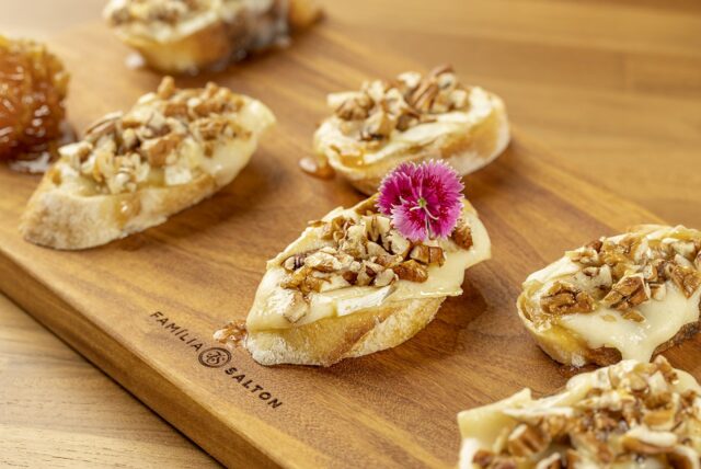 Bruschetta Queijo Brie com Mel