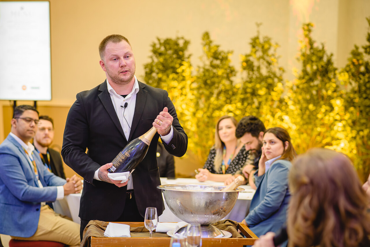 Luis Gustavo da Silva Buske foi escolhido o Melhor Sommelier do RS pela segunda vez seguida