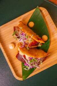 Tacos de banana com leitão